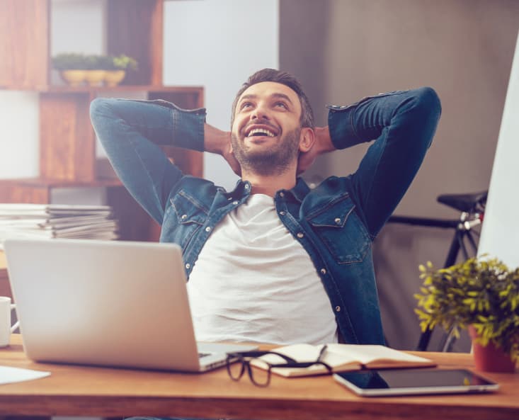 Cliente feliz con laptop